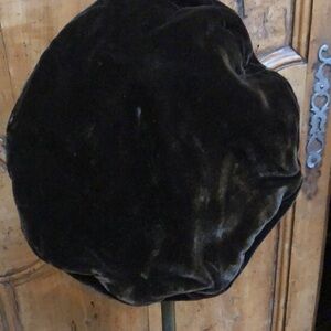 ❄️VERY VINTAGE MEDIUM BROWN VELVET BERET STYLE HAT❄️